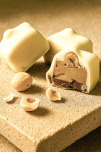 Manon witte chocolade – praline met koffiecrème & hazelnoot