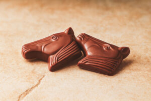 Paardenkopjes melkchocolade – praline met praliné & nougatine