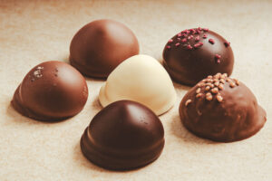 Chocoladezoenen – feestelijke selectie in mikadoos (6 stuks)